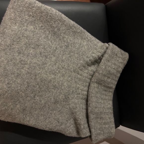 Aritzia Oversized Grey Wool Turtleneck Sweater - Picture 4 of 5
